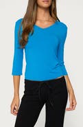 EDIKTED Toralei Three-Quarter Sleeve V-Neck T-Shirt