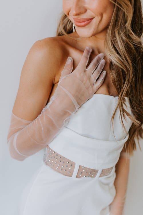 Untamed Petals Bishop Gloves In White