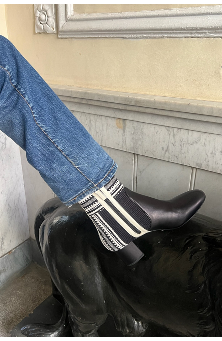 Amambaih Lola Ankle Boot, Alternate, color, Black-Ivory