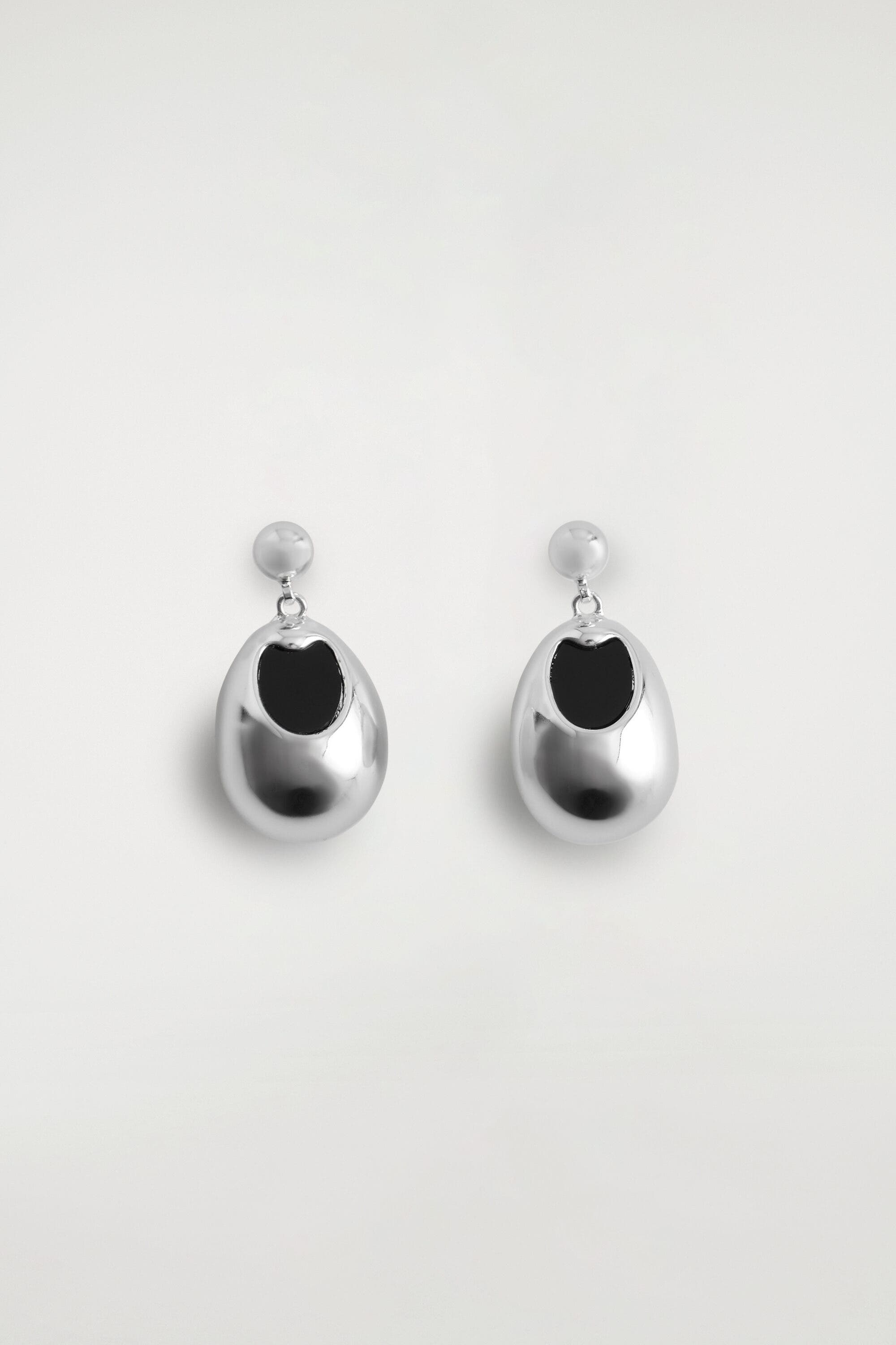 selected SILVER / BLACK