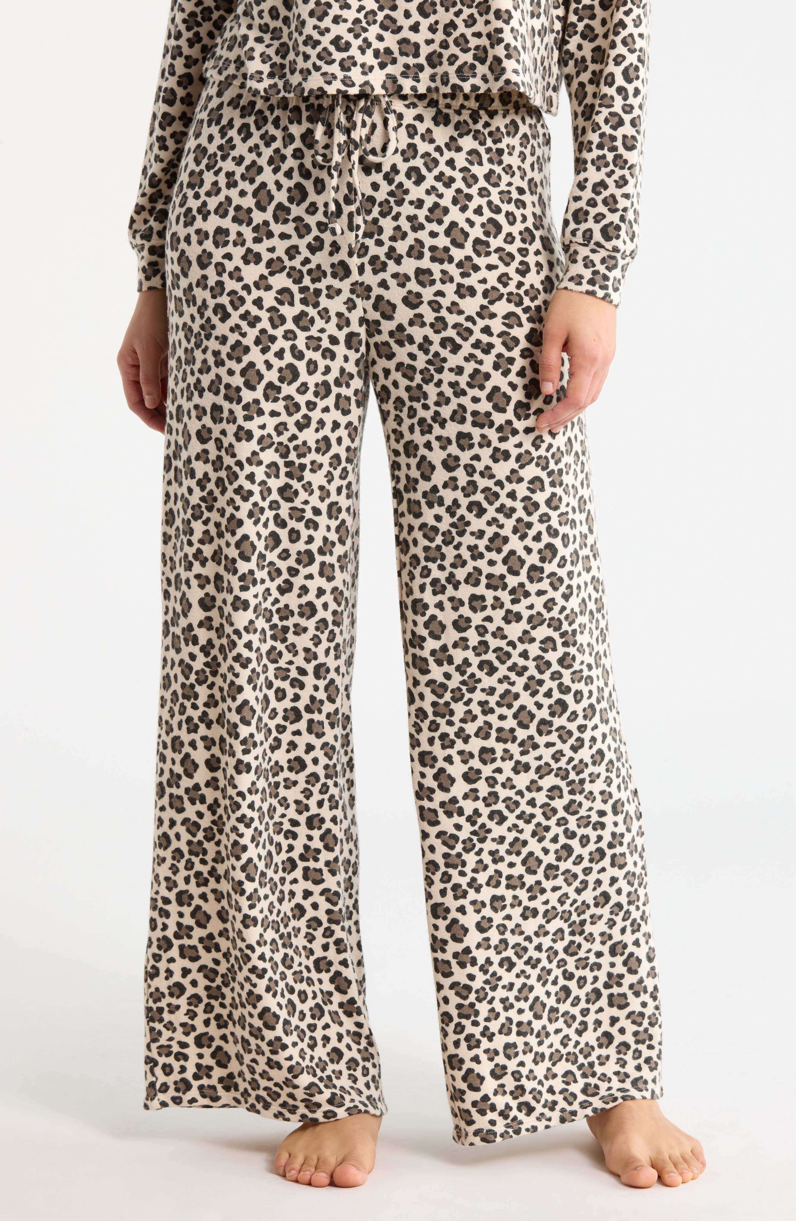 BEIGE- BLACK GRAPHIC LEOPARD