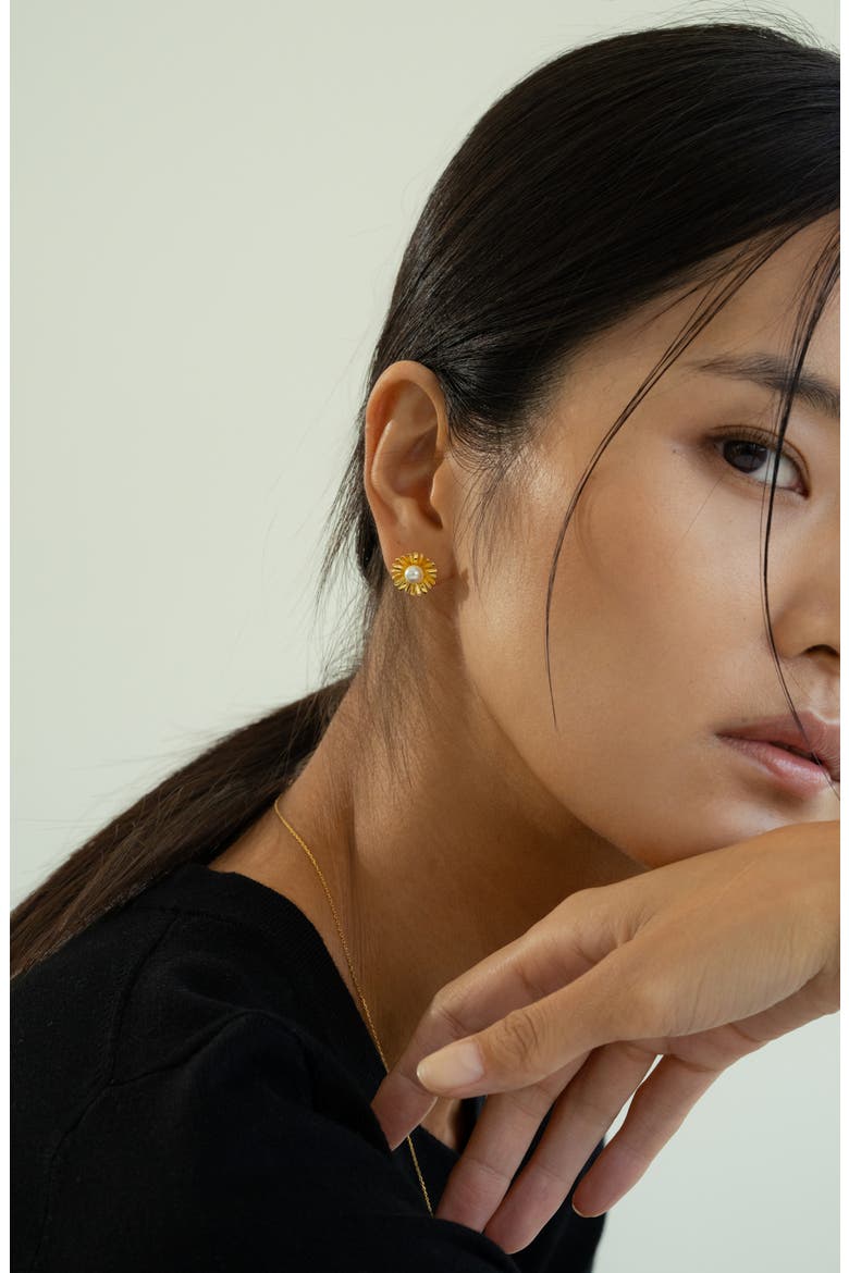 Sterling Silver 18k Gold Plated Flora Pearl Stud Earrings Statement, Alternate, color, Gold