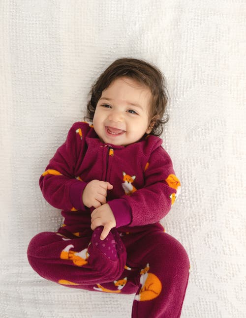 Leveret Kids Fleece Footed Printed Holiday Pajamas In Burgundy
