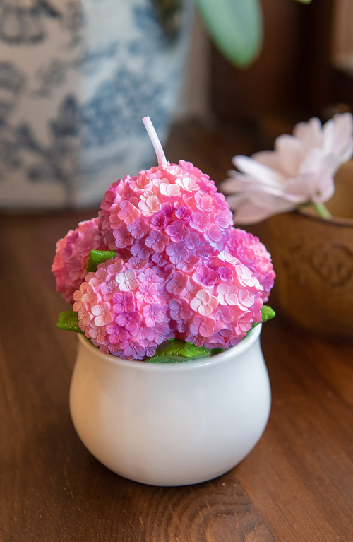 Southlake Gifts Hydrangea Candle In Red