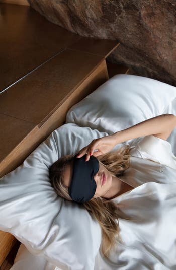 Lovely Lashes Pure Silk Contour Sleep Mask
