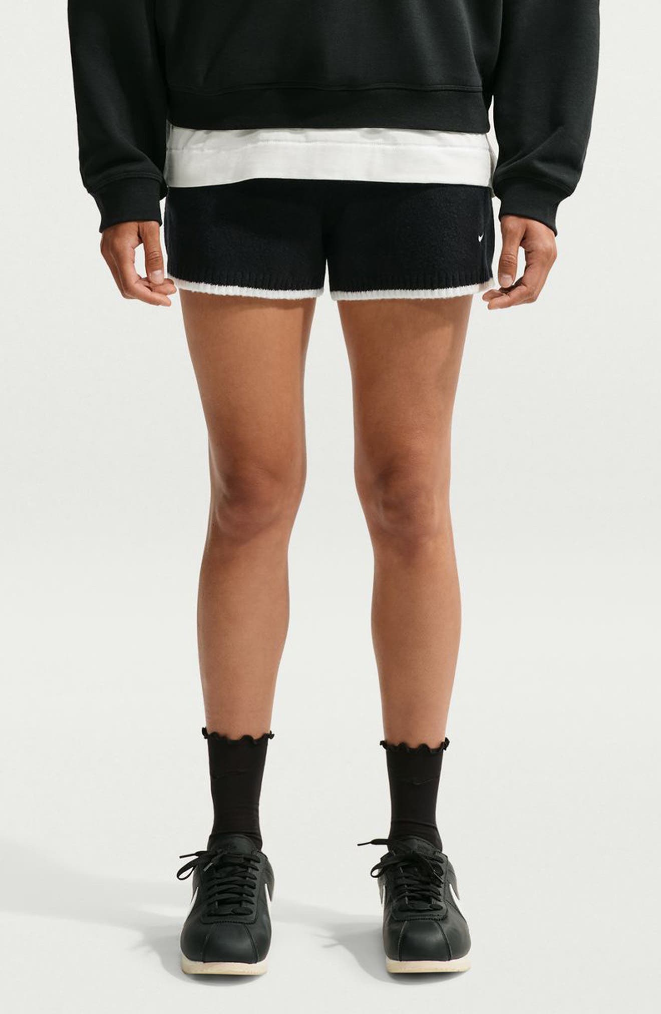 selected 010 BLACK/WHITE