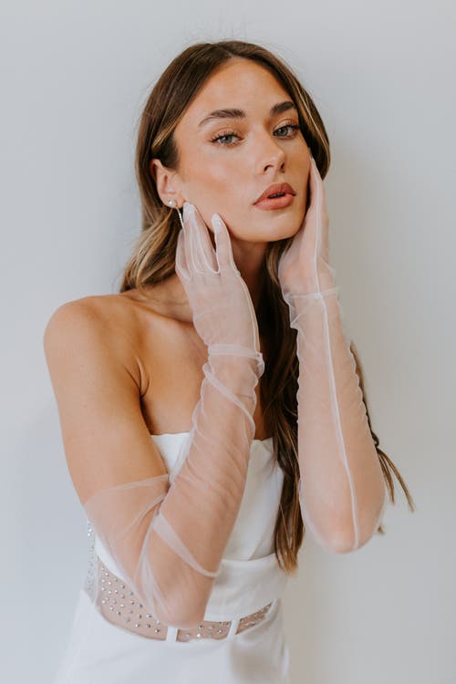 Untamed Petals Bishop Gloves In White