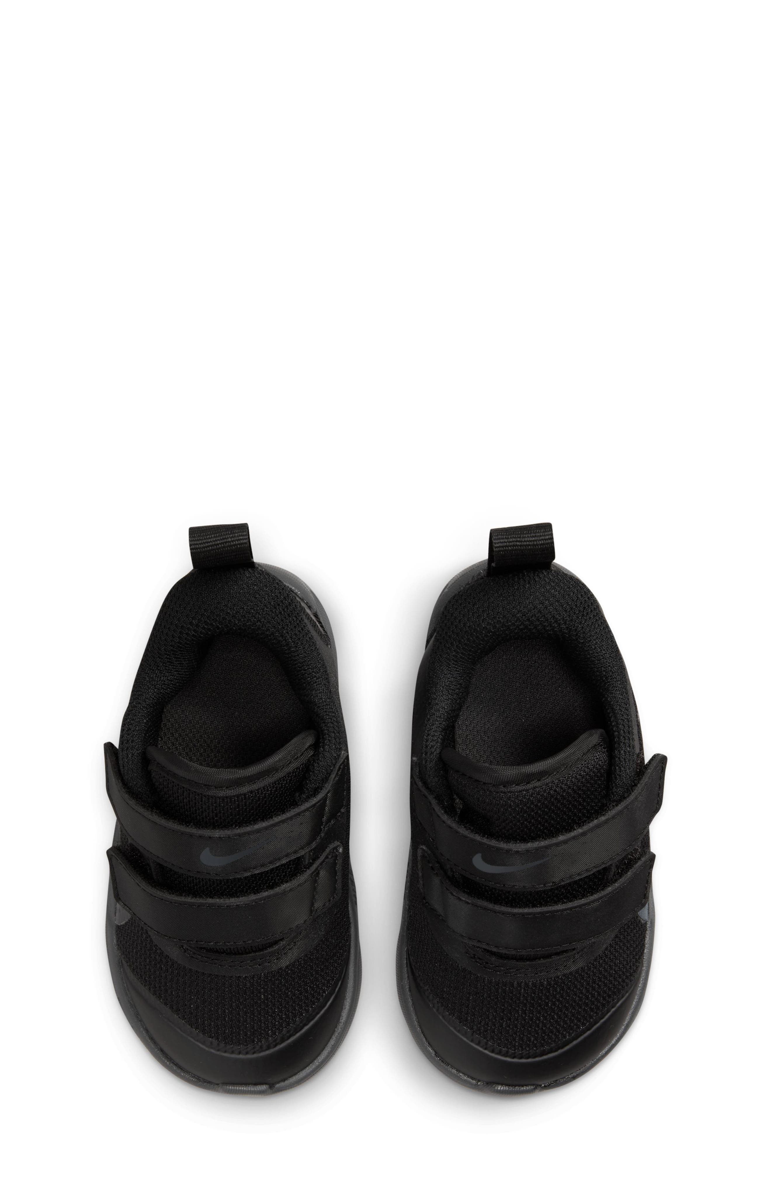 Nike Kids' Omni Multi-Court Sneaker, Alternate, color, 