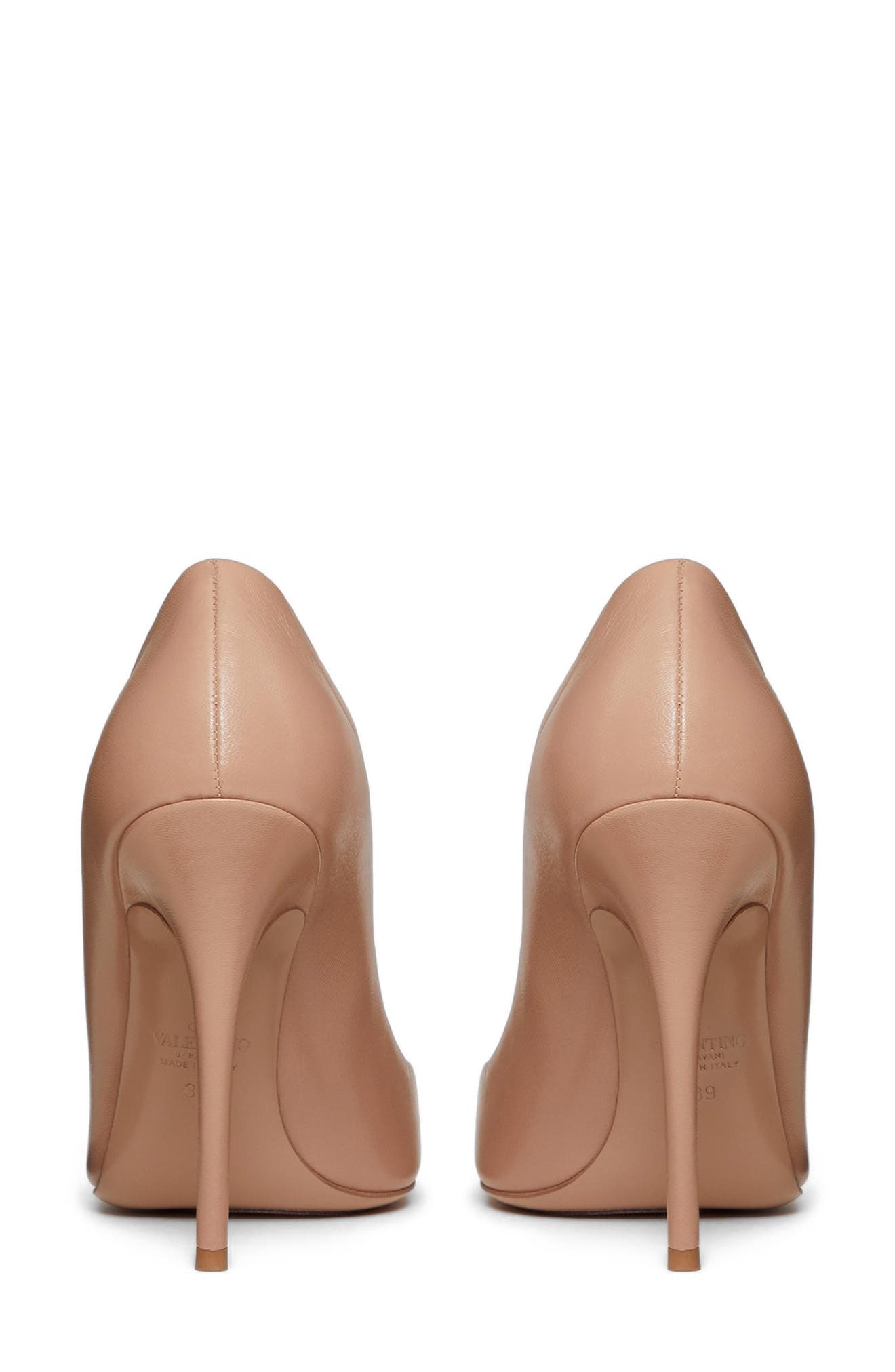 rockstud pointed toe pump