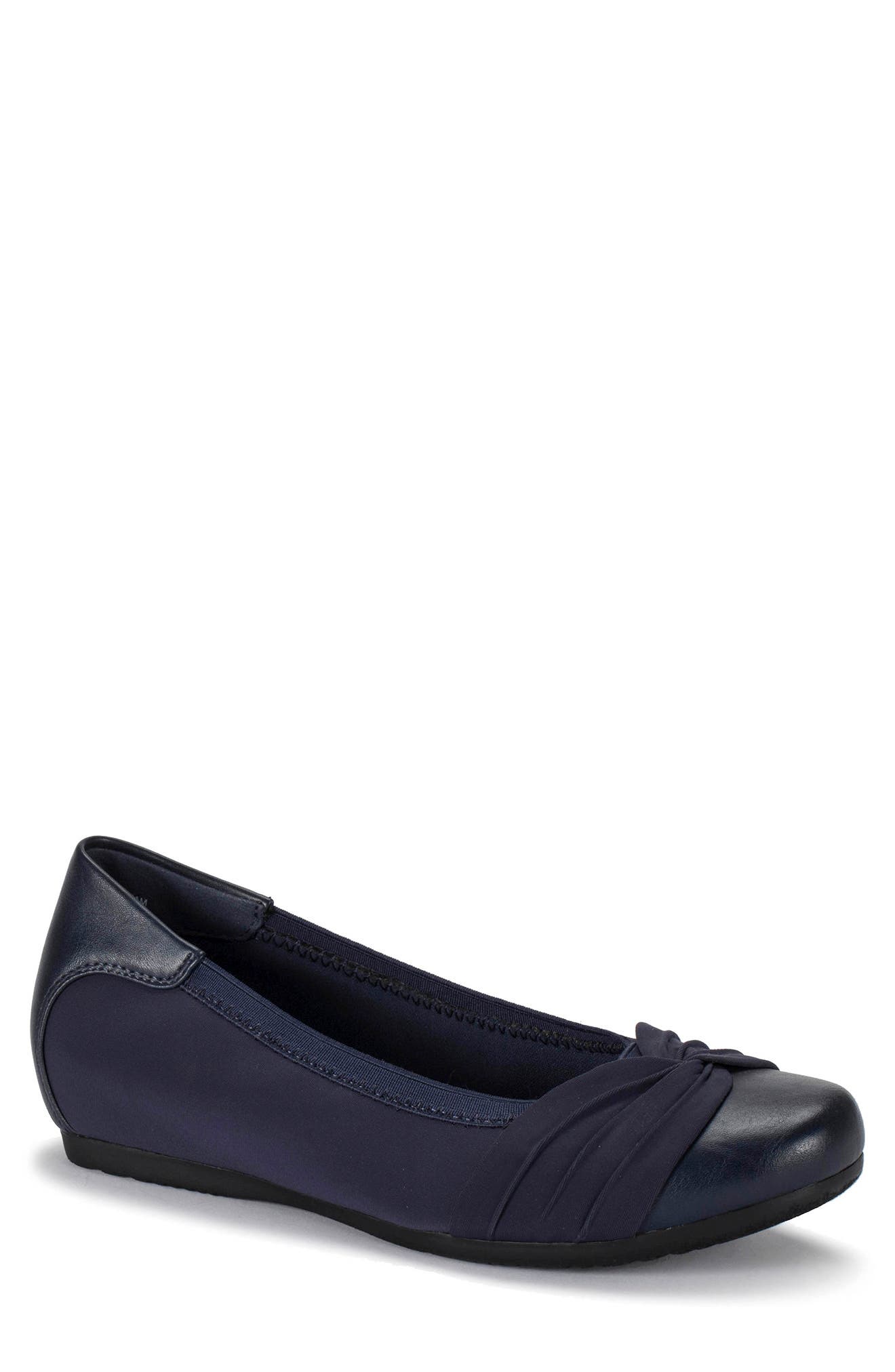 BARETRAPS Marcie Closed Toe Flat