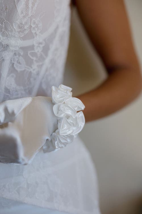 Untamed Petals Rosey Gloves In White