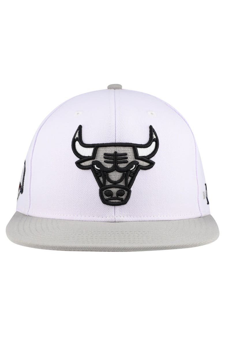 Men's Mitchell & Ness White Chicago Bulls Core Snapback Hat, Alternate, color, White