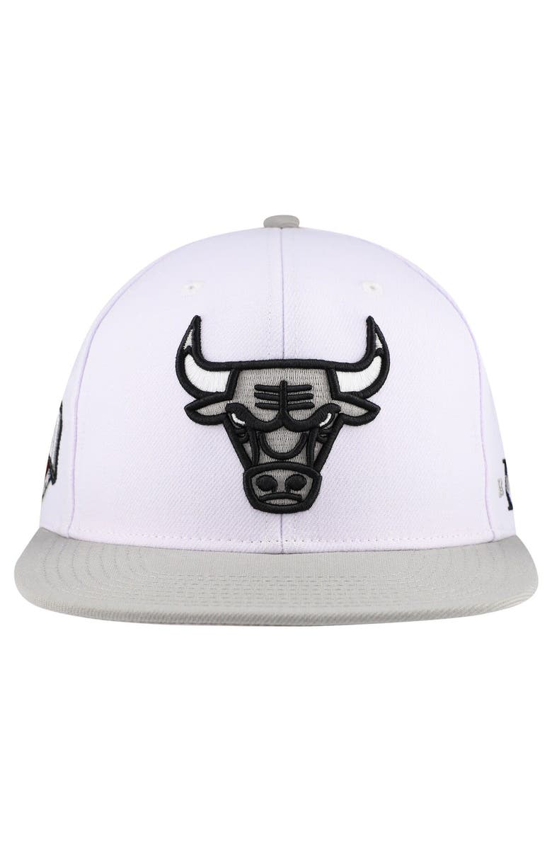 Mitchell & Ness Men's Mitchell & Ness White Chicago Bulls Core Snapback Hat, Alternate, color, White