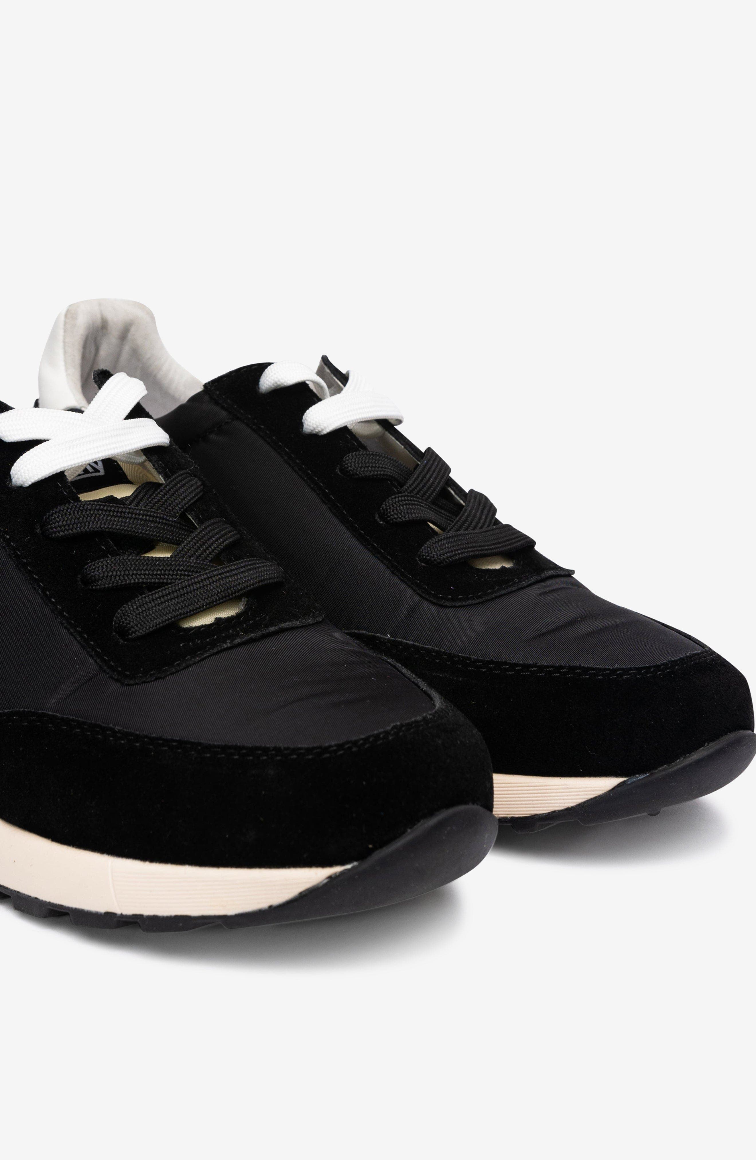 Freshy Modern Runner Sneaker, Alternate, color, Black