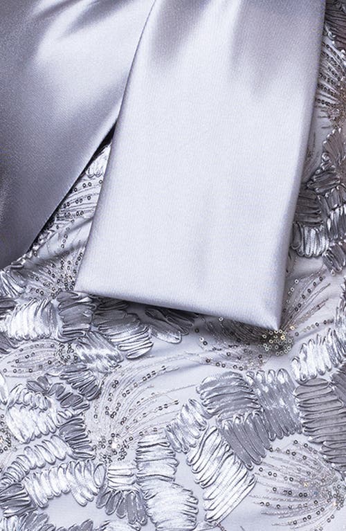 BETSY & ADAM BETSY & ADAM CRYSTAL DETAIL SOUTACHE LACE ONE-SHOULDER SHEATH GOWN 
