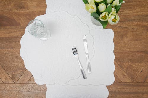 C & F Home C&f Home Christiana White Reversible Machine Washable Round Scallop Quilt Placemats Set Of 6 In White