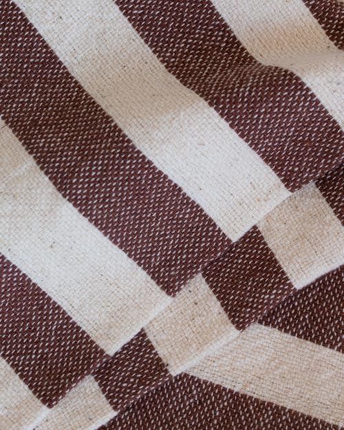 Kd Weave Stripe Towel In Brown