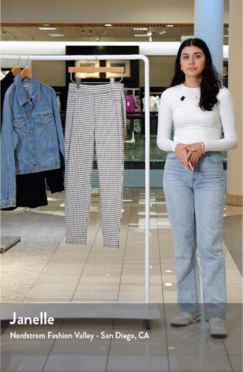 Runway Pattern Leggings, sales video thumbnail