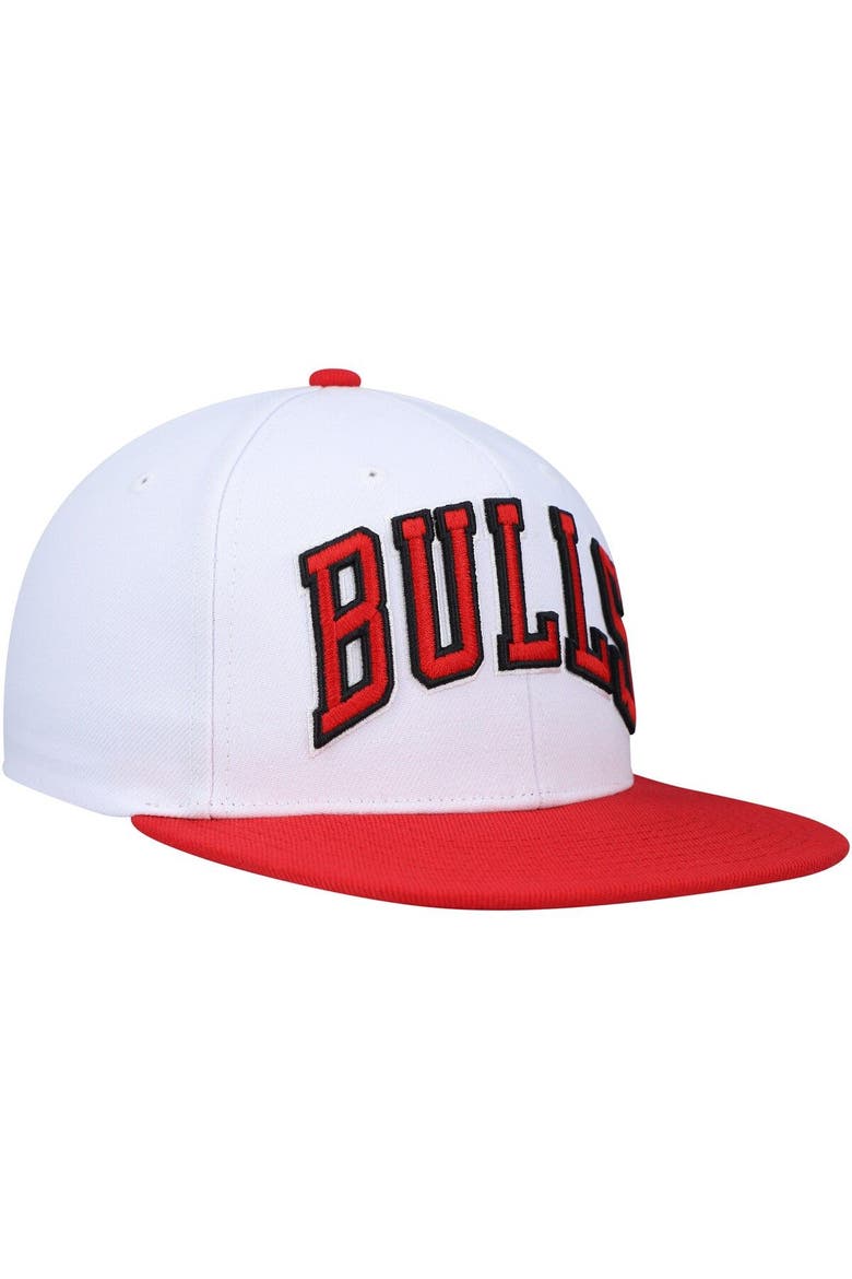 Men's Mitchell & Ness White/Red Chicago Bulls Essentials Core Two-Tone Basic Snapback Hat, Alternate, color, White