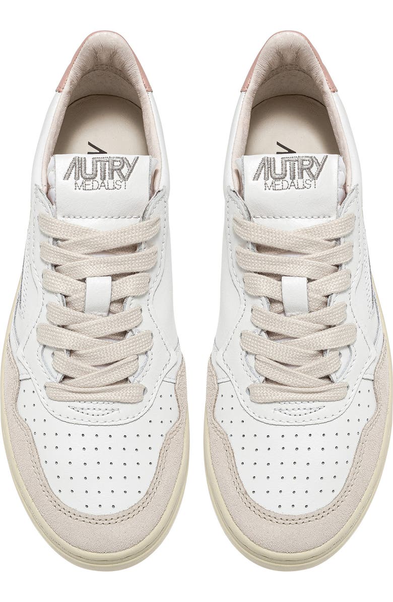 AUTRY Medalist Low Sneaker, Alternate, color, Suede White/ Powder
