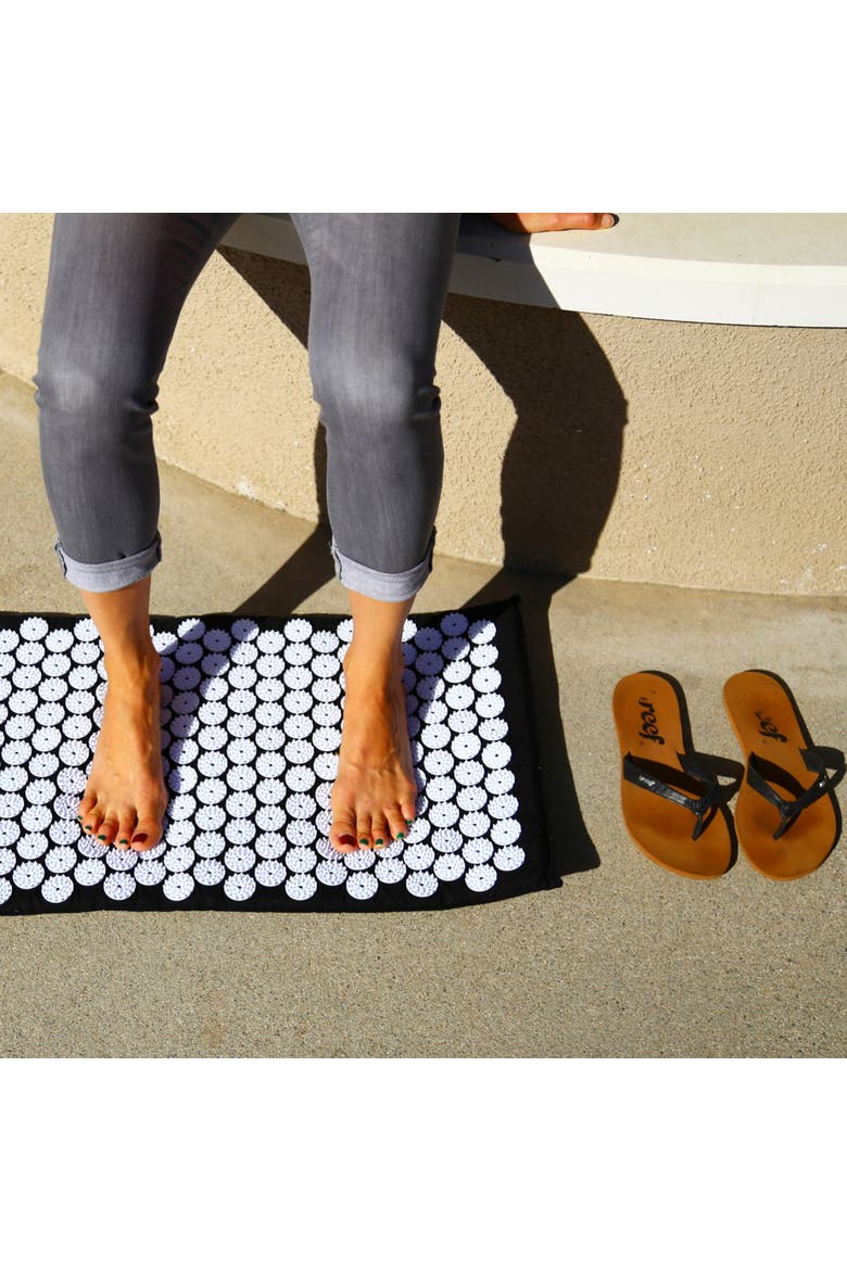 Bon Acupressure Mat Original Acupressure Design with 8820 Precision Nails, Alternate, color, Jet Black