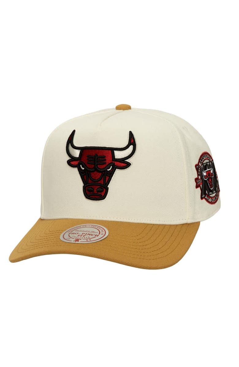 Mitchell & Ness Men's Mitchell & Ness  Cream Chicago Bulls Ochre Dusted Double Two-Toned Pro Crown Adjustable Hat, Main, color, Cream