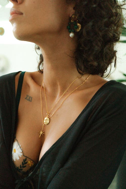Ottoman Hands Moon Face Pendant Necklace In Gold