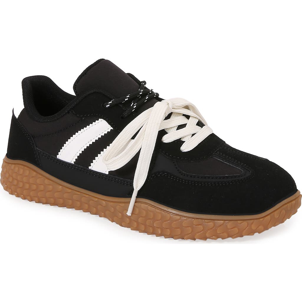 Berness Double Lace Sneaker In Black