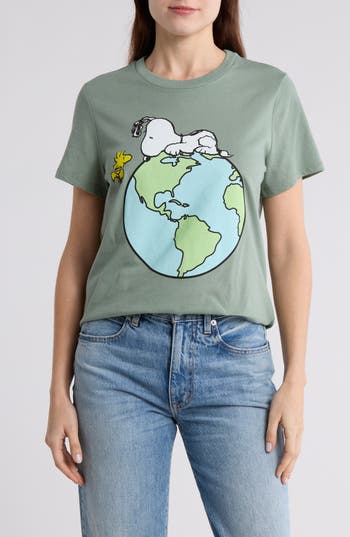 Shop Vinyl Icons X Peanuts World Graphic T-shirt In Green Bay
