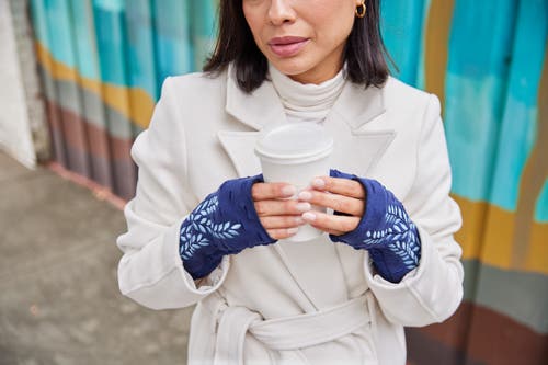 Feelgoodz Fleece Lined Trellis Fingerless Jersey Gloves In Blue