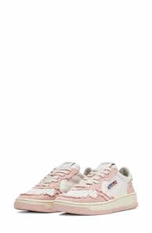 Medalist Low Top Sneaker