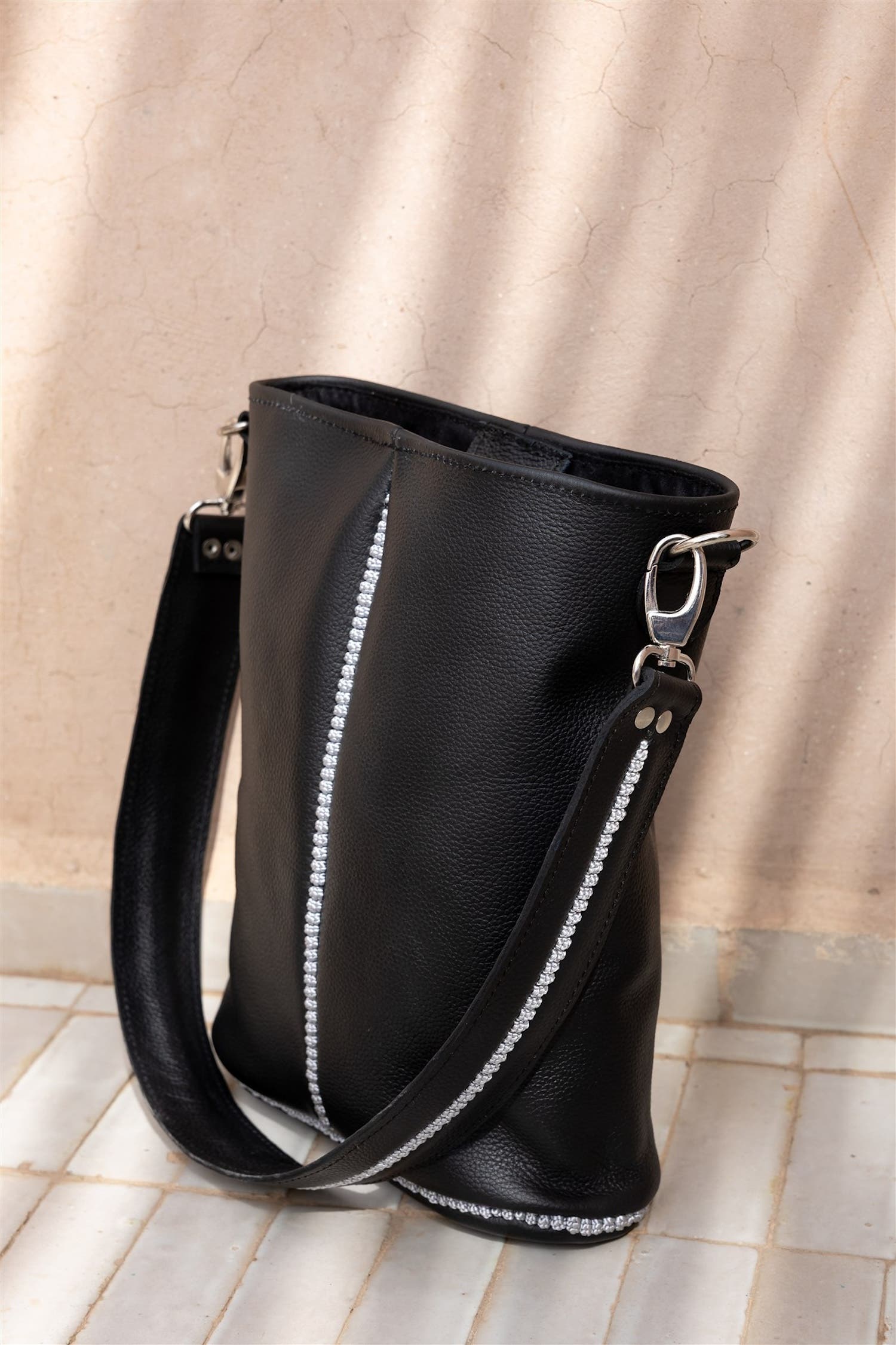 Sabra Leather Shoulder Bag, Alternate, color, Black