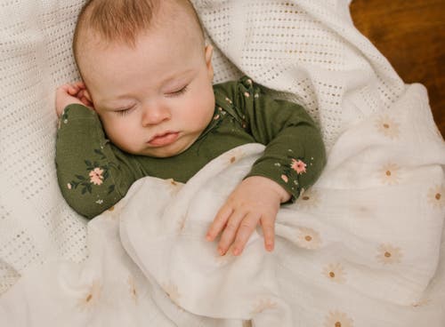 Lulujo Cotton Muslin Swaddles 2 Pack In Daisy/greenery