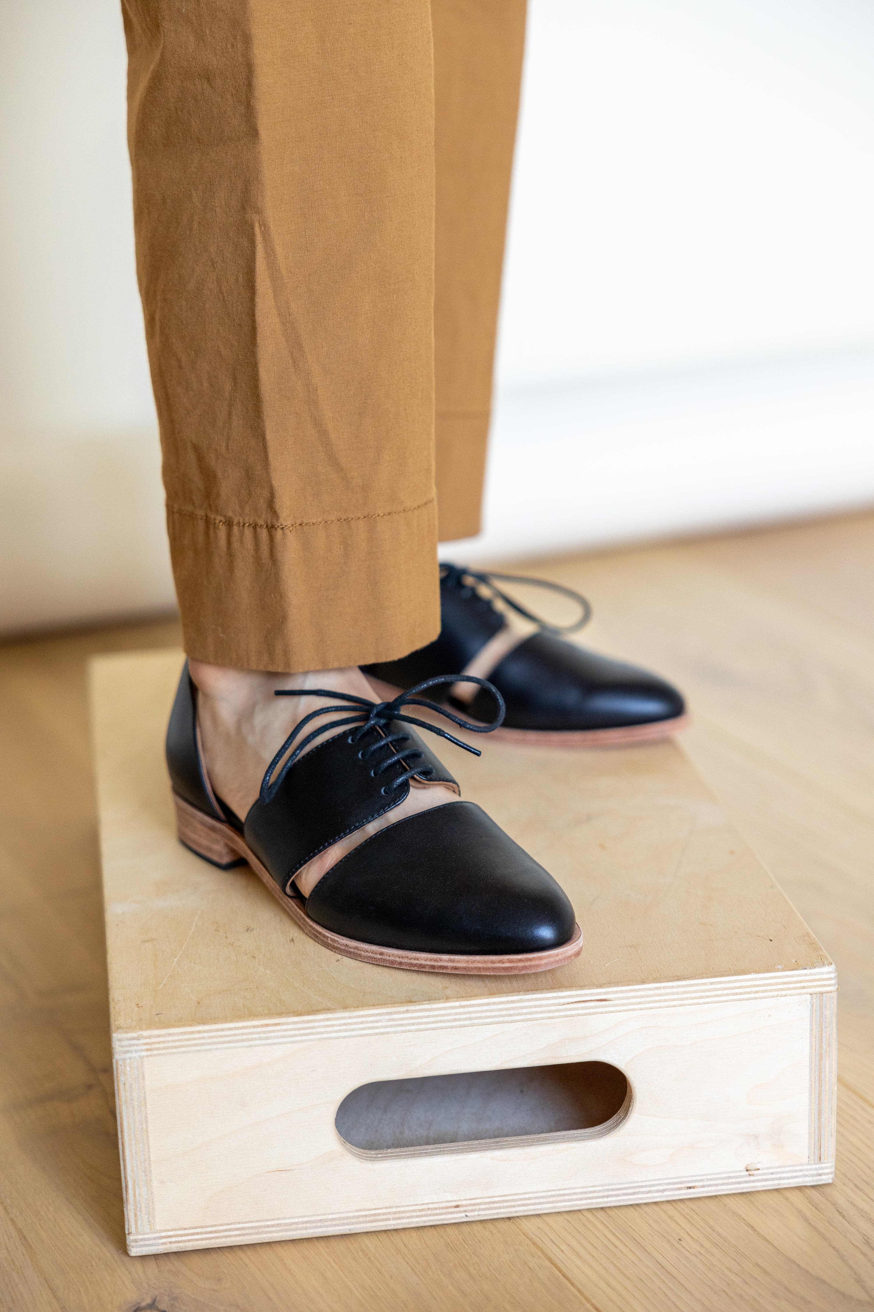 Fortress Carmen Cutout Oxford, Alternate, color, Black