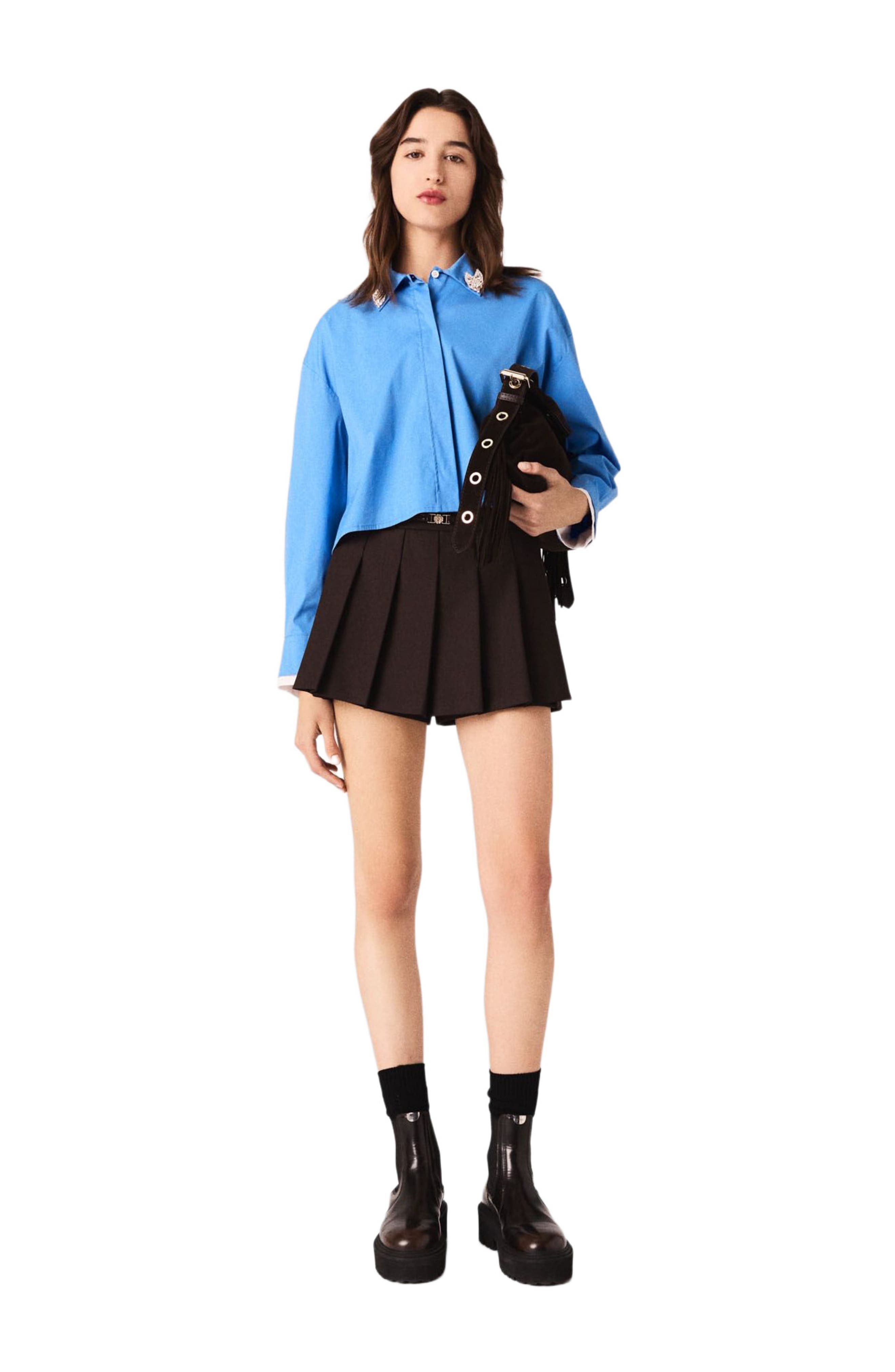Shirt with removable jewellery