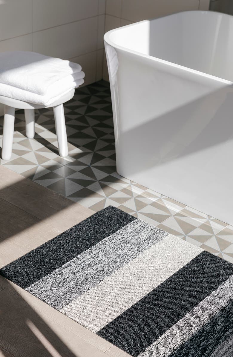 Chilewich Marble Stripe Indoor/Outdoor Utility Mat, Alternate, color, Salt And Pepper