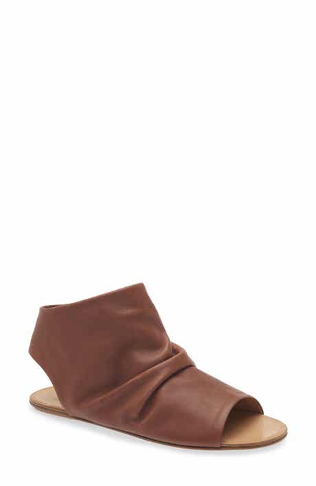Pelaya Sandal