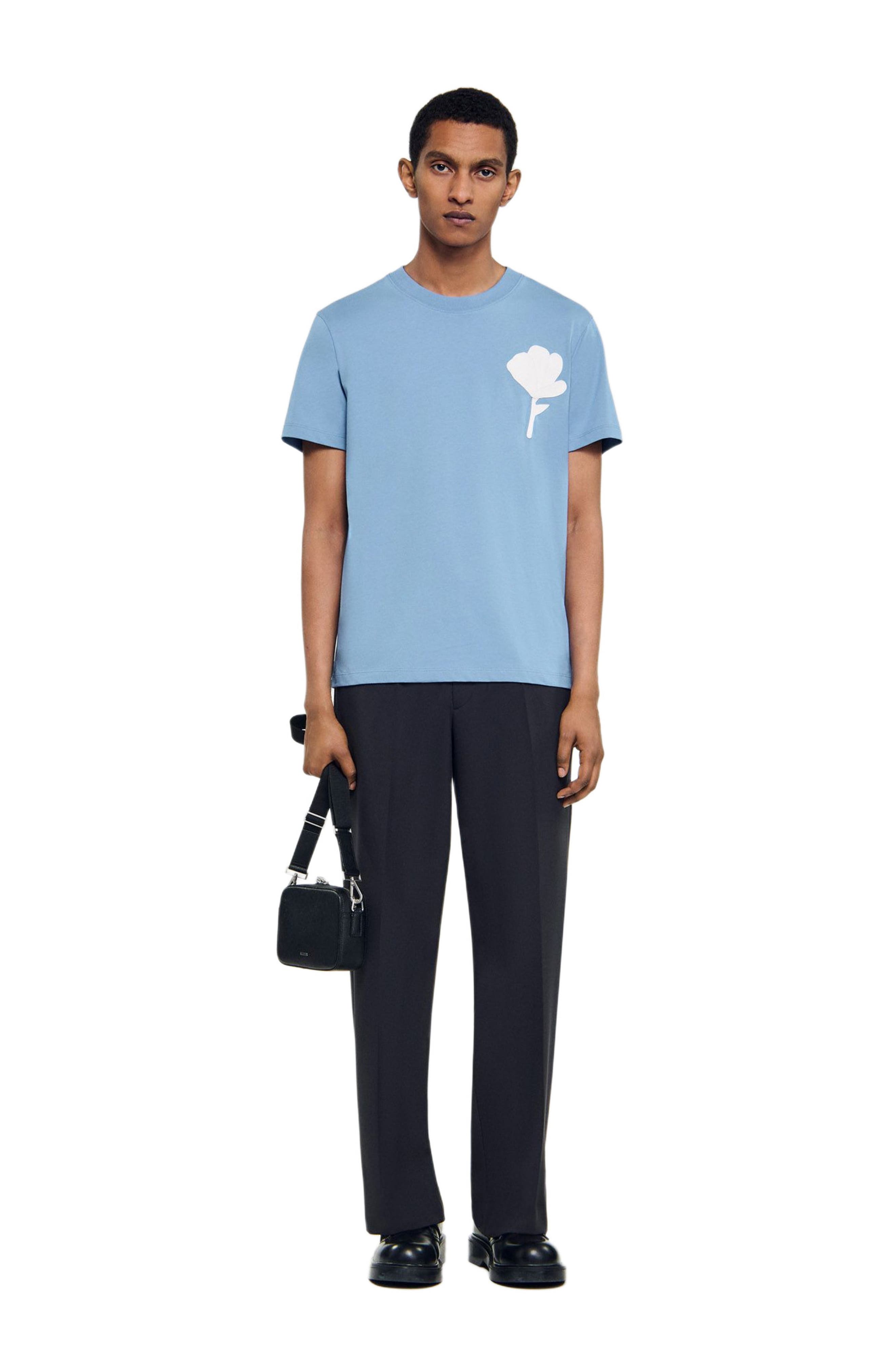 T-shirt with flower patch - image 3