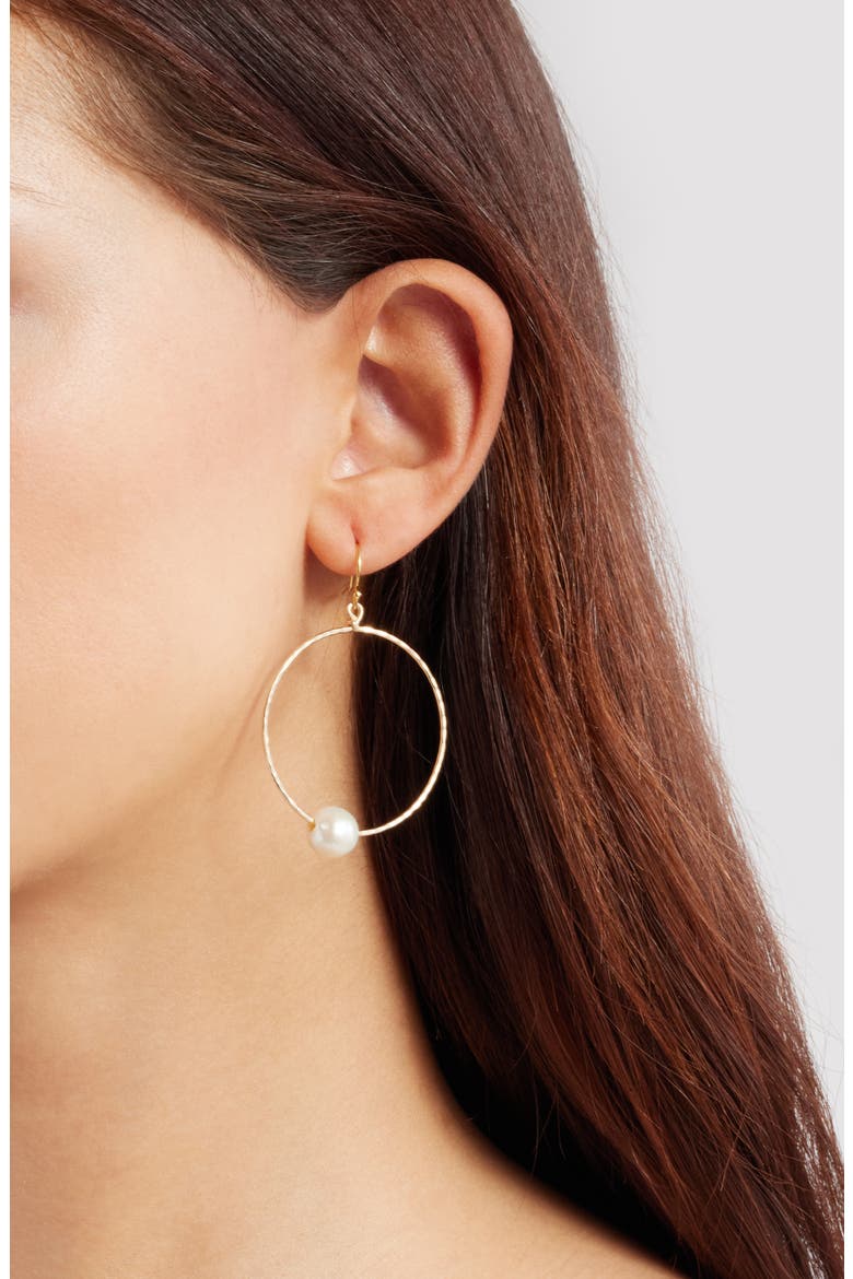 Alii Large Freshwater Pearl Hammered Hoop Earrings, Alternate, color, GOLD