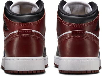 Air Jordan 1 Mid SE Basketball Sneaker