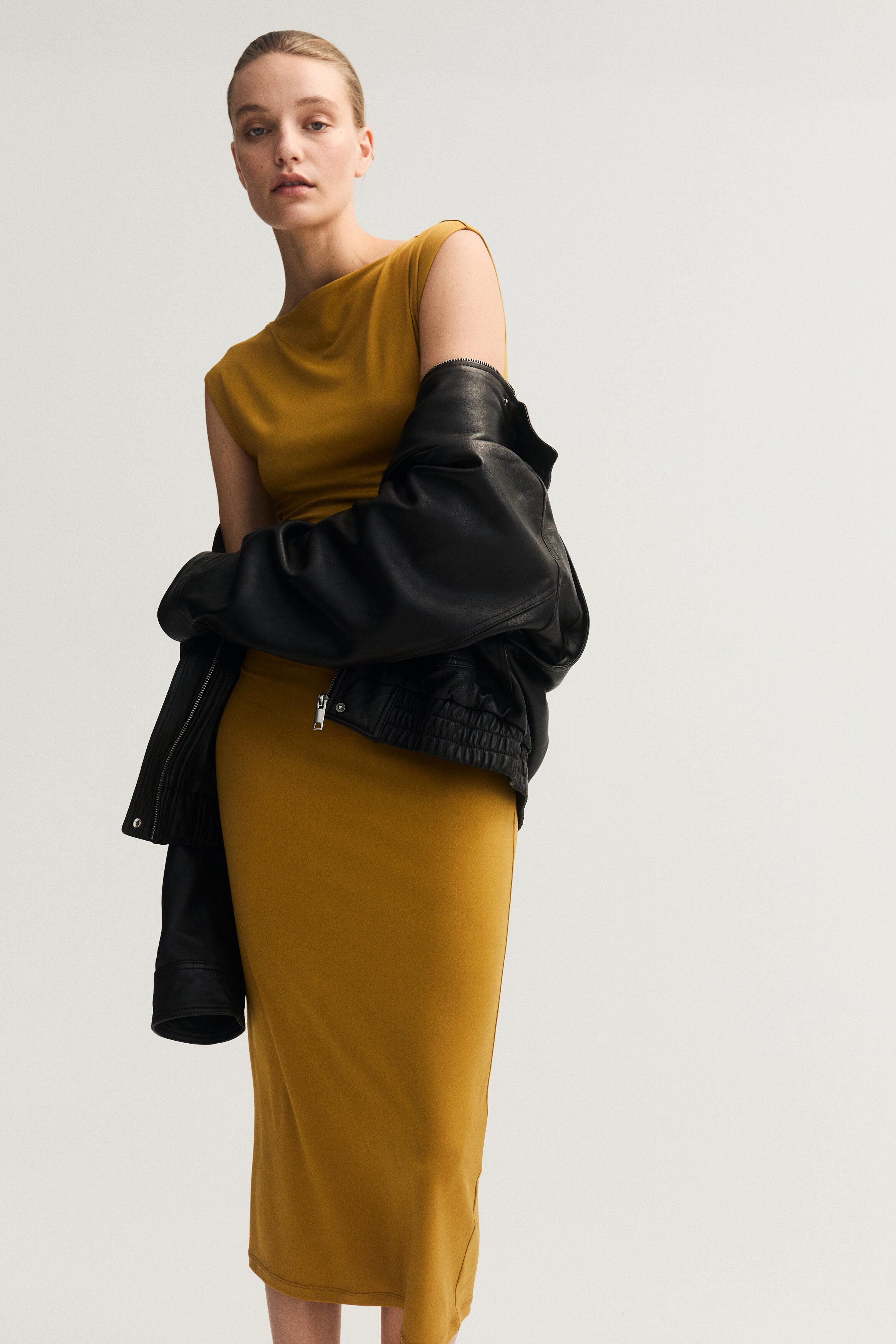 Cap-sleeved dress - image 3