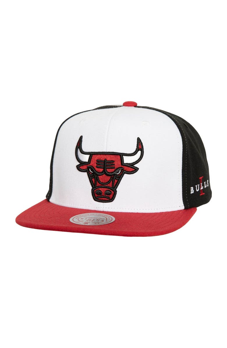 Mitchell & Ness Men's Mitchell & Ness White/Red Chicago Bulls Core Snapback Hat, Main, color, White