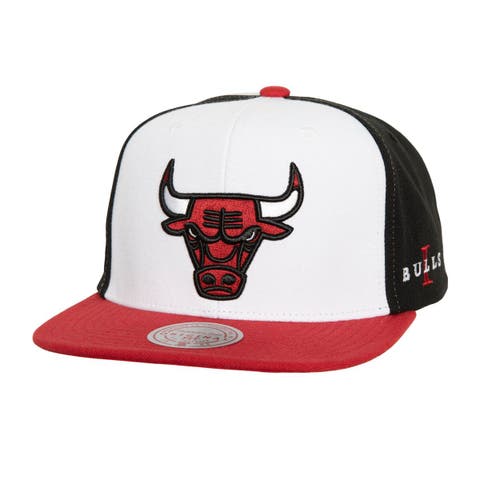 Men's Mitchell & Ness White/Red Chicago Bulls Core Snapback Hat