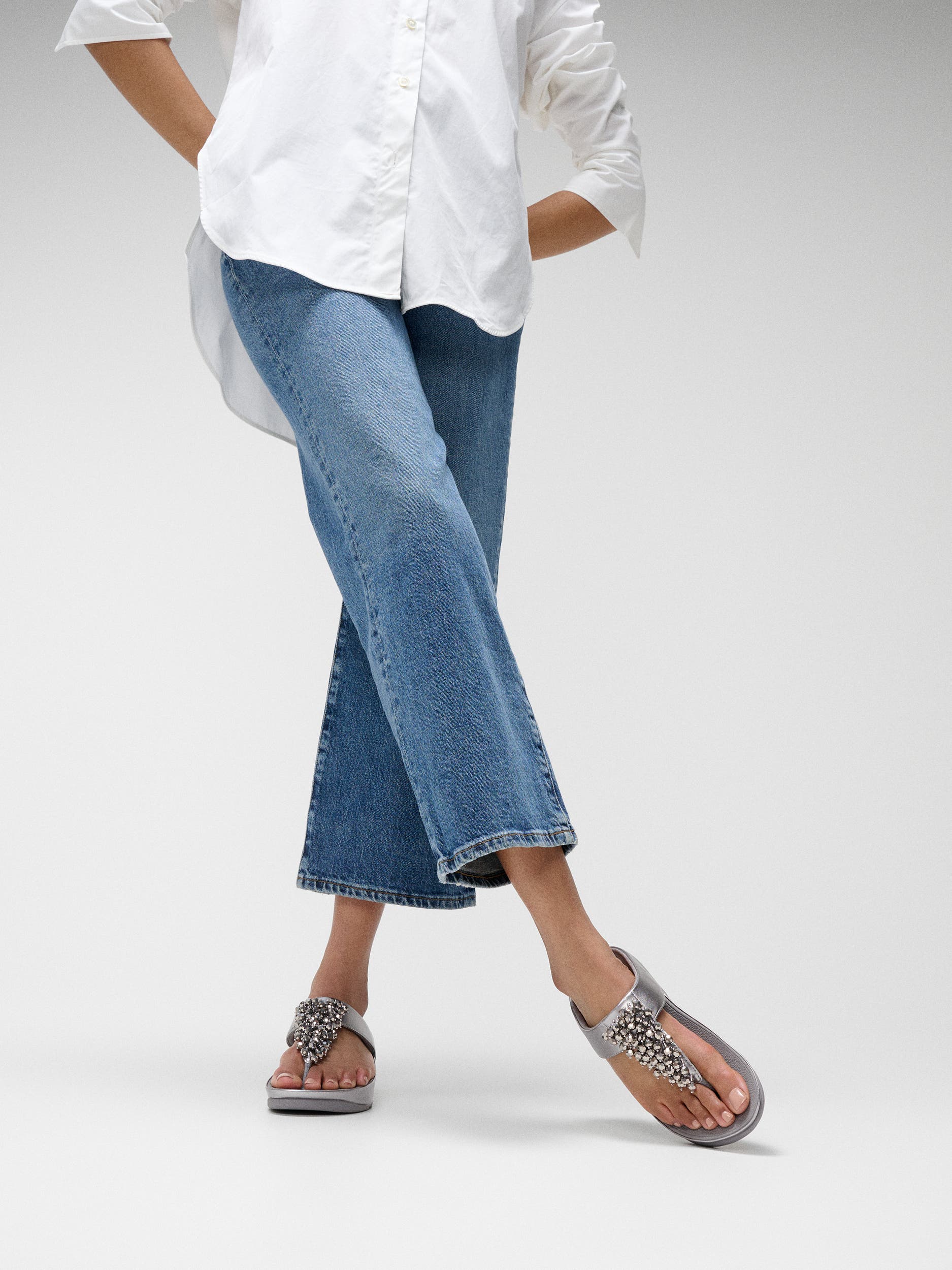 FitFlop Rumba Iridescent beaded toe-post sandals, Alternate, color, Silvereen