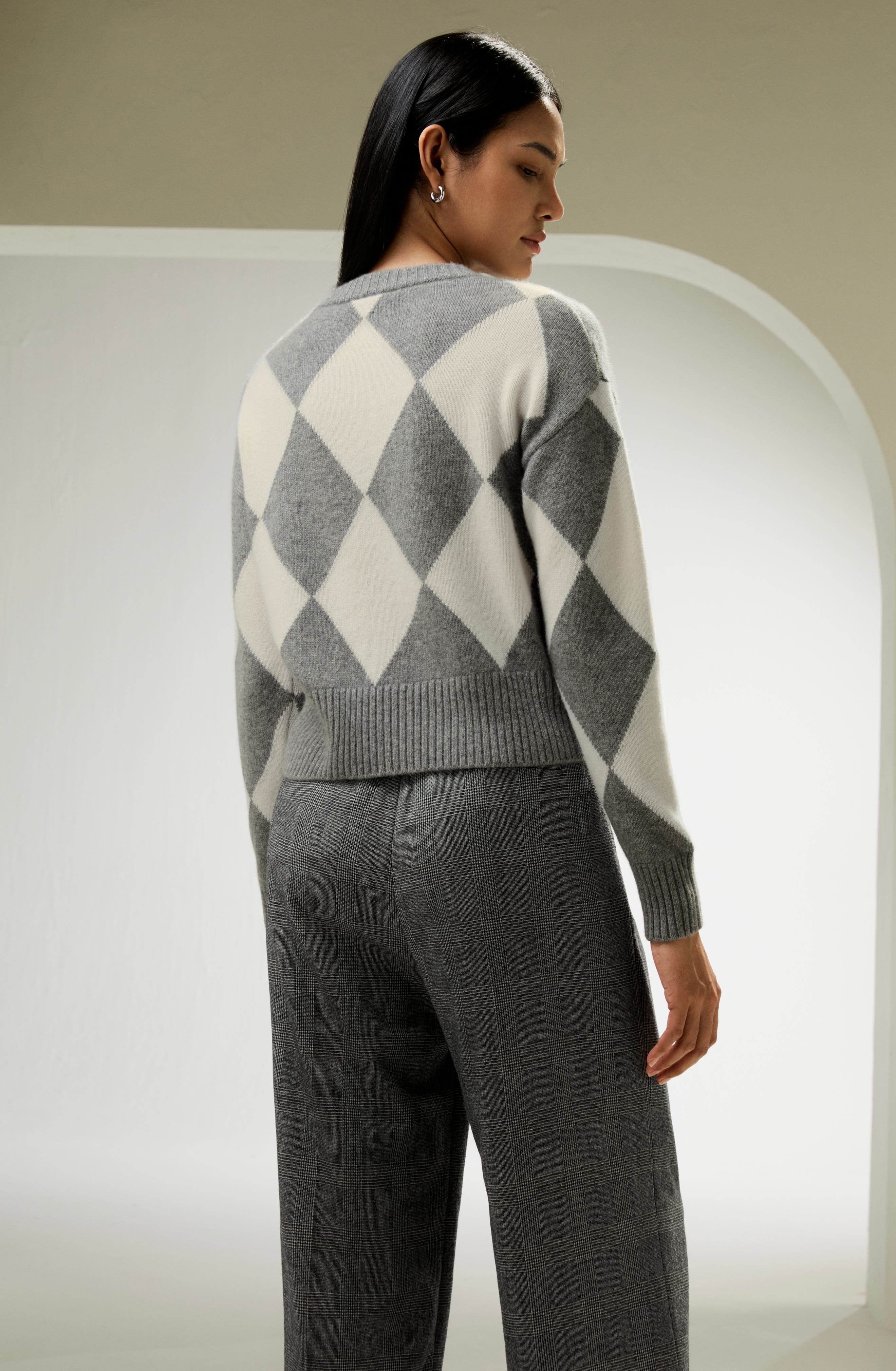 Round Neck Diamond Pattern Cashmere Sweater - image 4