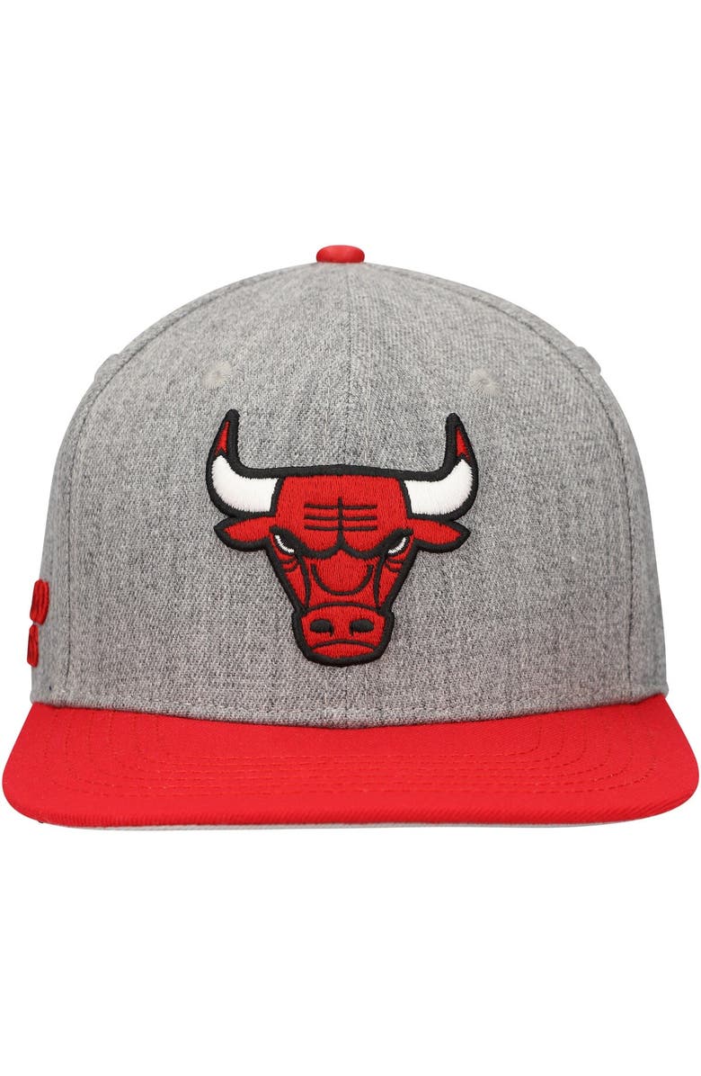 PRO STANDARD Men's Pro Standard Gray/Red Chicago Bulls Classic Logo Two-Tone Snapback Hat, Alternate, color, Gray