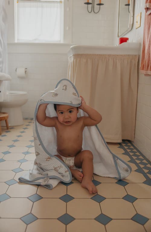 Copper Pearl Winnie The Pooh Hooded Bath Towel In Blue