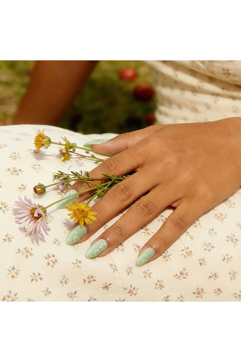 Press-on Nails Set Short Almond, Alternate, color, Meadow Daisy