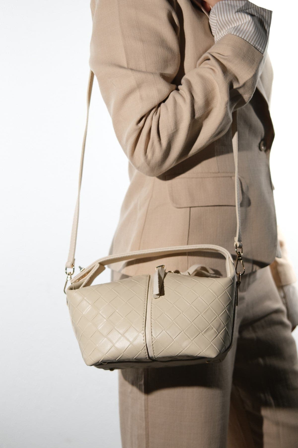Aeris Shoulder Bag, Alternate, color, Cream