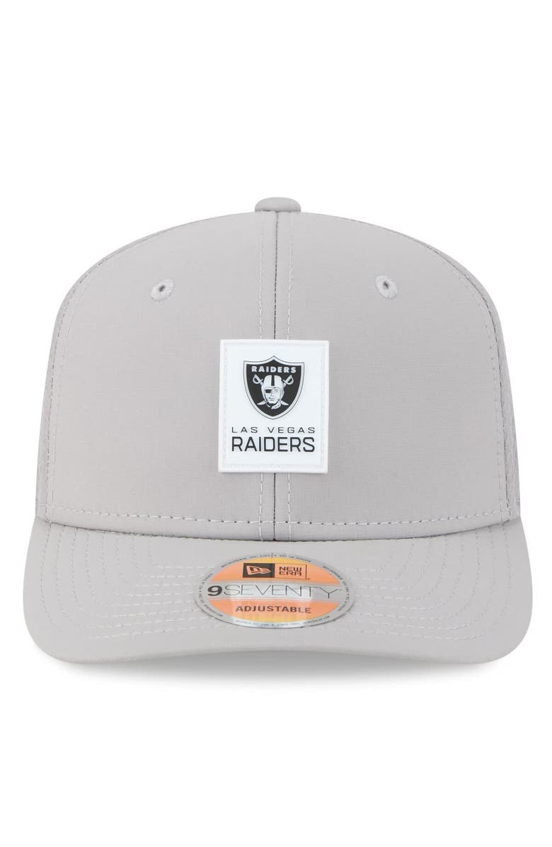 New Era Men's New Era Gray Las Vegas Raiders 2025 Sideline 9SEVENTY Adjustable Trucker Hat, Alternate, color,